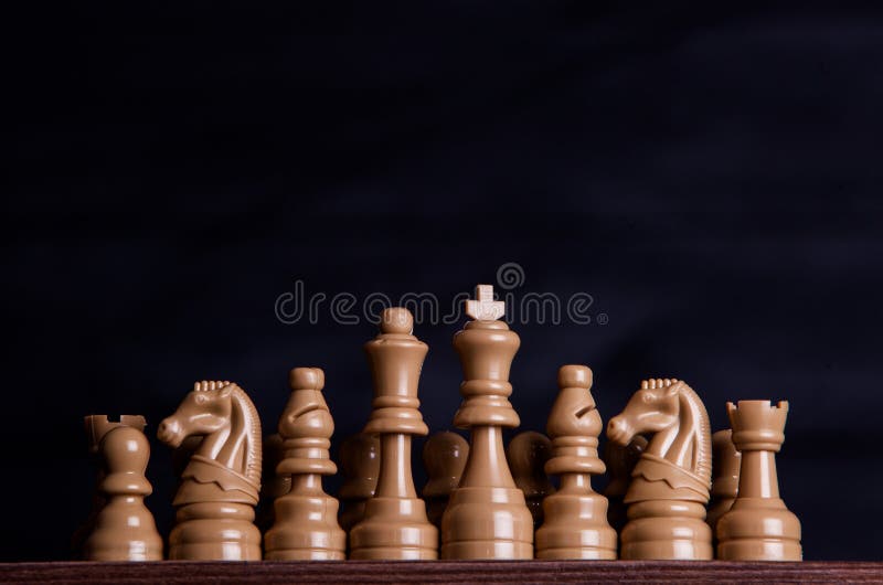 Tarjeta de ajedrez con los pedazos de ajedrez Ajedrez en el fondo oscuro Concepto del éxito de asunto estrategia checkmate fotos de archivo libres de regalías Tarjeta de ajedrez con los pedazos de ajedrez Ajedrez en el fondo oscuro Concepto del éxito de asunto estrategia checkmate fotos de archivo libres de regalías