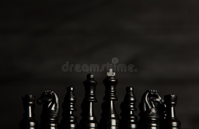 Tarjeta de ajedrez con los pedazos de ajedrez Ajedrez en el fondo oscuro Concepto del éxito de asunto estrategia checkmate foto de archivo Tarjeta de ajedrez con los pedazos de ajedrez Ajedrez en el fondo oscuro Concepto del éxito de asunto estrategia checkmate foto de archivo