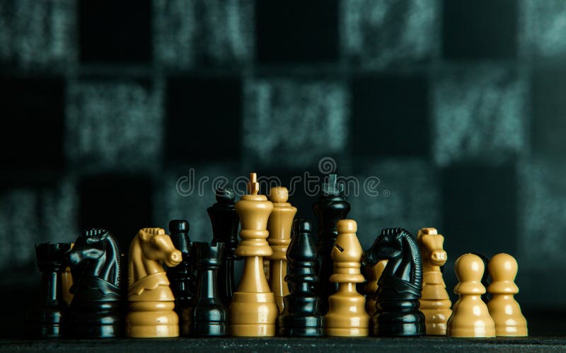 Tarjeta de ajedrez con los pedazos de ajedrez Ajedrez en el fondo oscuro Concepto del éxito de asunto estrategia checkmate foto de archivo libre de regalías Tarjeta de ajedrez con los pedazos de ajedrez Ajedrez en el fondo oscuro Concepto del éxito de asunto estrategia checkmate foto de archivo libre de regalías