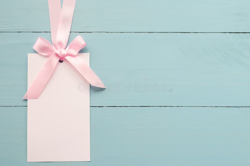 Tarjeta de felicitación blanca en blanco con la cinta rosada imagenes de archivo Tarjeta de felicitación blanca en blanco con la cinta rosada imagenes de archivo
