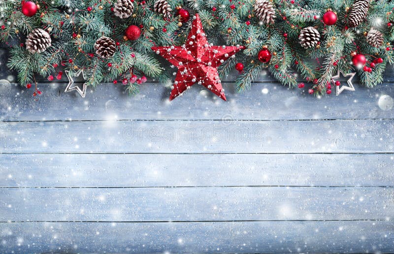 Tarjeta de felicitación de la Navidad - rama y decoración del abeto en Nevado