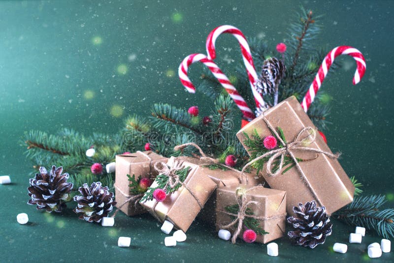 Tarjeta de la Navidad o del Año Nuevo Taza con los abetos, bastones de caramelo Regalos del embalaje en papel beige del arte del imagenes de archivo Tarjeta de la Navidad o del Año Nuevo Taza con los abetos, bastones de caramelo Regalos del embalaje en papel beige del arte del imagenes de archivo