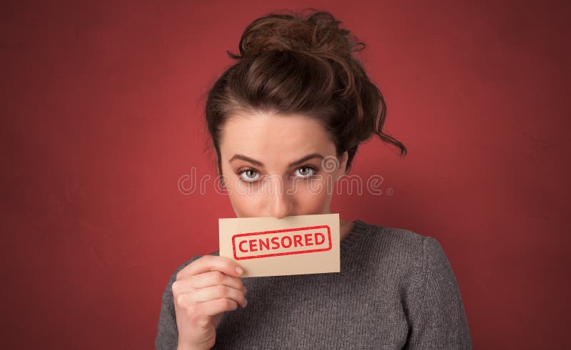 Tarjeta de la tenencia 18 de la persona en su mano fotografía de archivo libre de regalías Tarjeta de la tenencia 18 de la persona en su mano fotografía de archivo libre de regalías