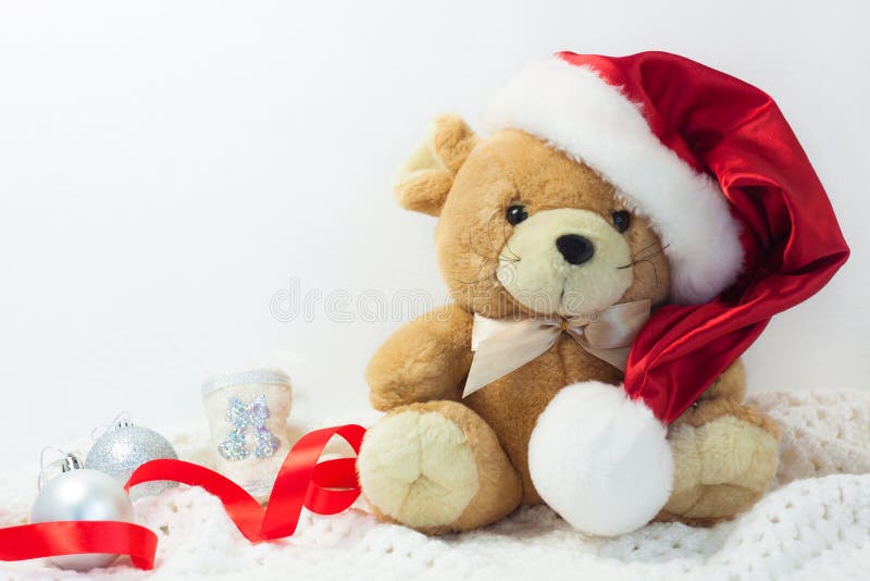 Tarjeta de Navidad con el símbolo del año 2020 una rata en un sombrero rojo de Papá Noel en un fondo blanco foto de archivo libre de regalías Tarjeta de Navidad con el símbolo del año 2020 una rata en un sombrero rojo de Papá Noel en un fondo blanco foto de archivo libre de regalías