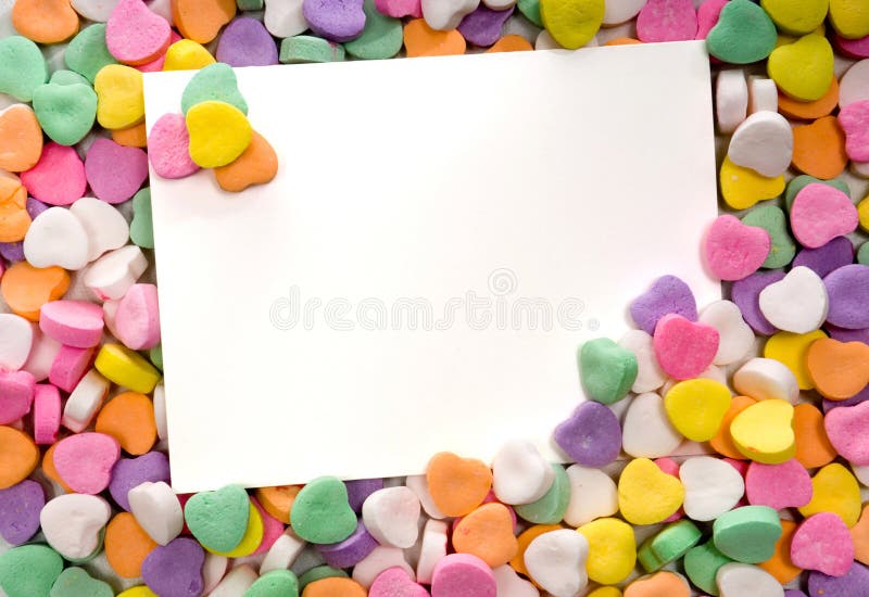 Tarjeta de nota en blanco rodeada, enmarcado por los corazones del caramelo