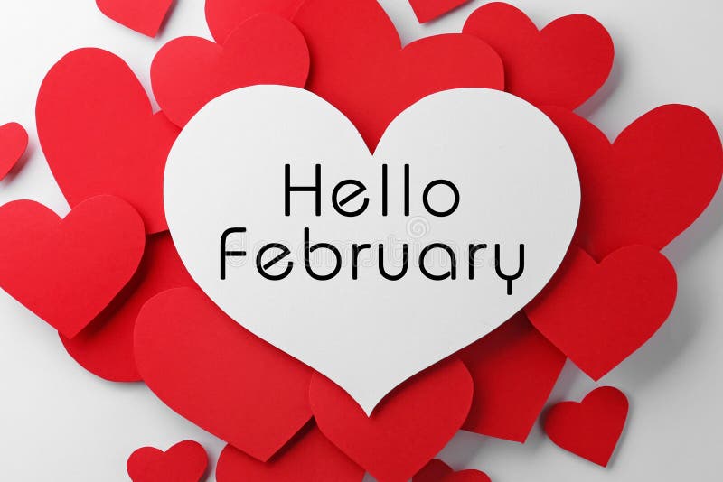 Tarjeta de saludo con texto hola febrero. muchos corazones de papel rojo y uno con texto sobre fondo blanco capa