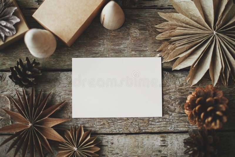 Tarjeta de saludo vacía y papel de navidad estrellas árbol de madera y pinos sobre fondo rústico. paro plano. espacio para texto. fotos de archivo libres de regalías
