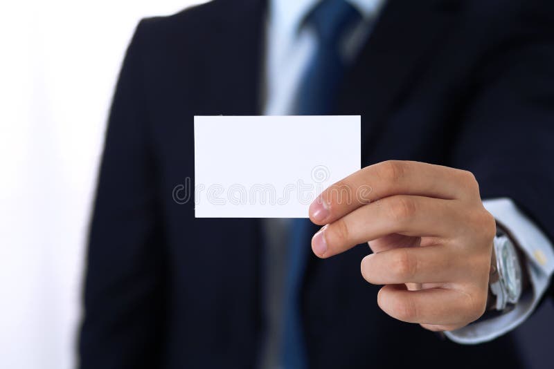 Tarjeta de visita desconocida de la tenencia de la mano del hombre de negocios con el espacio vacío, primer foto de archivo libre de regalías Tarjeta de visita desconocida de la tenencia de la mano del hombre de negocios con el espacio vacío, primer foto de archivo libre de regalías
