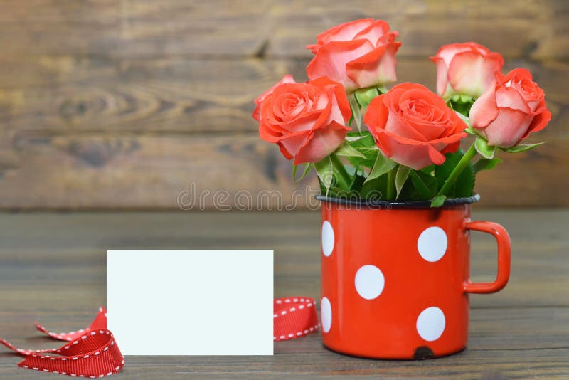 Tarjeta del día con las rosas rojas en taza del vintage imagen de archivo Tarjeta del día con las rosas rojas en taza del vintage imagen de archivo