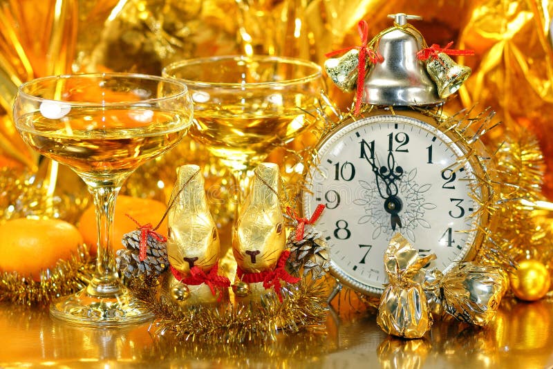 Tarjeta del oro por la Navidad y el Año Nuevo para dos fotos de archivo libres de regalías Tarjeta del oro por la Navidad y el Año Nuevo para dos fotos de archivo libres de regalías