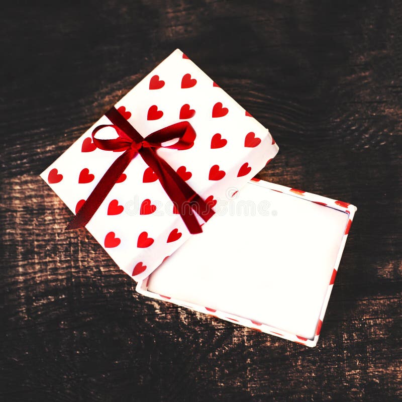 Tarjeta hermosa del concepto del amor del día del ` s de la tarjeta del día de San Valentín - caja de regalo abierta con imagenes de archivo Tarjeta hermosa del concepto del amor del día del ` s de la tarjeta del día de San Valentín - caja de regalo abierta con imagenes de archivo