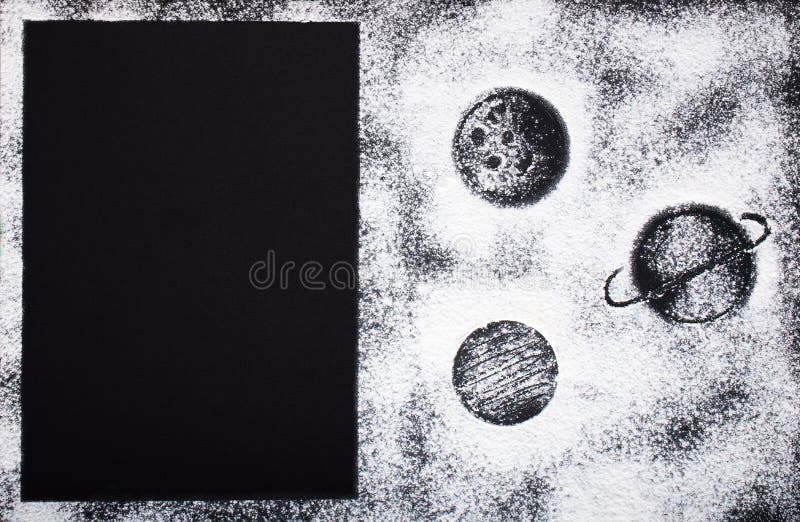 Tarjeta que cuece elegante con los dibujos de los planetas hechos de la harina de trigo blanca en un fondo negro que pone en cont fotos de archivo Tarjeta que cuece elegante con los dibujos de los planetas hechos de la harina de trigo blanca en un fondo negro que pone en cont fotos de archivo