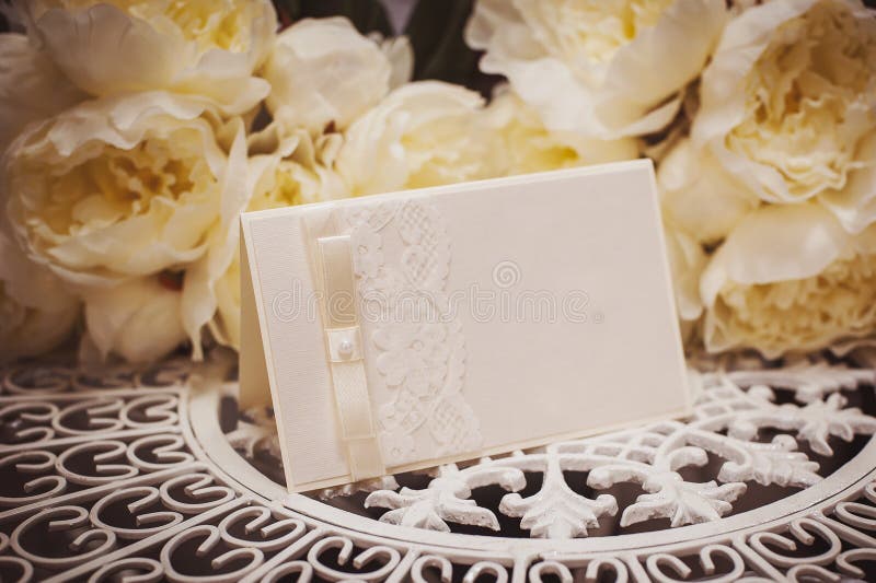 Tarjeta vacía para poner el texto rodeado por las flores para su texto fotos de archivo Tarjeta vacía para poner el texto rodeado por las flores para su texto fotos de archivo