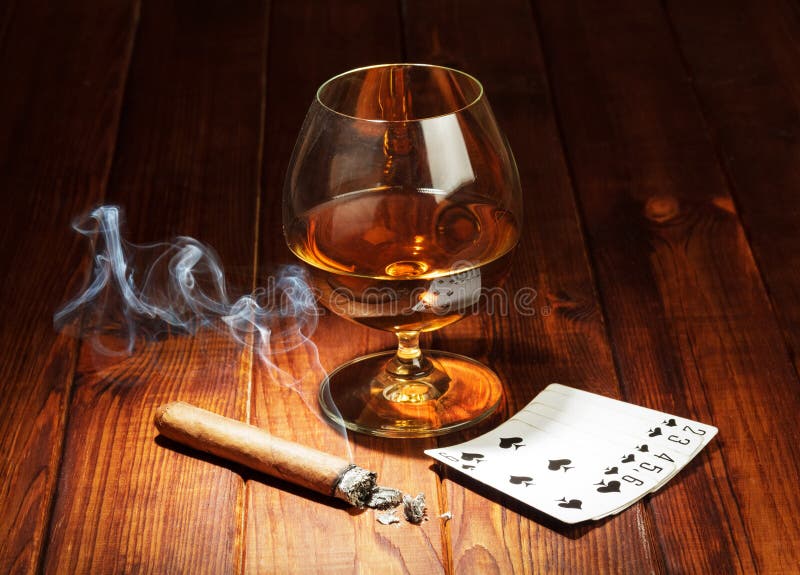 Tarjetas, cigarro y vidrio de whisky fotografía de archivo libre de regalías Tarjetas, cigarro y vidrio de whisky fotografía de archivo libre de regalías