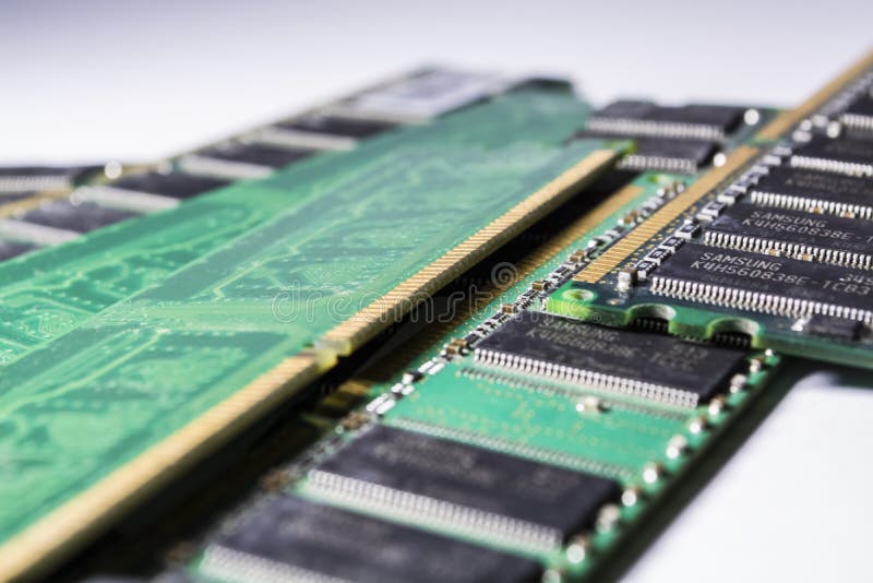 Tarjetas de memoria viejas y polvorientas de la PC disquetes Placa madre Reparación del ordenador Color verde Tecnologías moderna imagen de archivo libre de regalías Tarjetas de memoria viejas y polvorientas de la PC disquetes Placa madre Reparación del ordenador Color verde Tecnologías moderna imagen de archivo libre de regalías