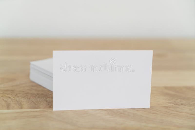 Tarjetas de presentación en blanco en una superficie de madera fotografía de archivo libre de regalías