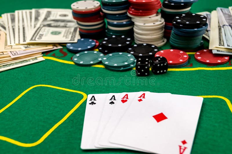 Tarjetas, microprocesadores y dinero en la tabla del póker imagenes de archivo Tarjetas, microprocesadores y dinero en la tabla del póker imagenes de archivo