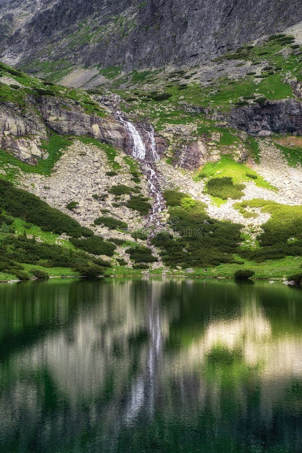 Pleso Velické pleso a Velický vodopád vo Vysokých Tatrách