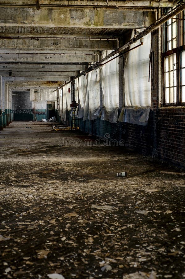 Tarped Windows - övergiven fabrik arkivbilder