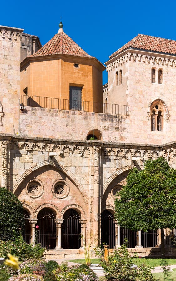 TARRAGONA, ESPAÑA - 4 DE OCTUBRE DE 2017: Vista del patio de la catedral católica de la catedral de Tarragona en un día soleado C fotografía de archivo libre de regalías