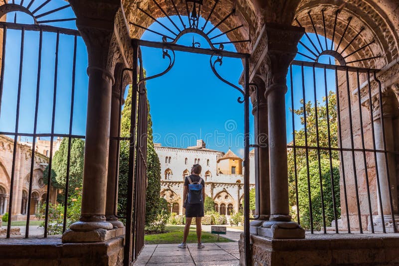 TARRAGONA, ESPAÑA - 4 DE OCTUBRE DE 2017: Vista del patio de la catedral católica de la catedral de Tarragona en un día soleado C imagenes de archivo