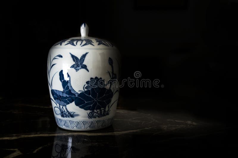 Tarro chino antiguo de la porcelana en una subasta contra un fondo negro espacio vacío de la copia fotos de archivo libres de regalías Tarro chino antiguo de la porcelana en una subasta contra un fondo negro espacio vacío de la copia fotos de archivo libres de regalías