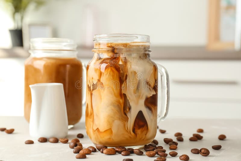 Tarro de albañil con café frío del brebaje fotografía de archivo libre de regalías Tarro de albañil con café frío del brebaje fotografía de archivo libre de regalías