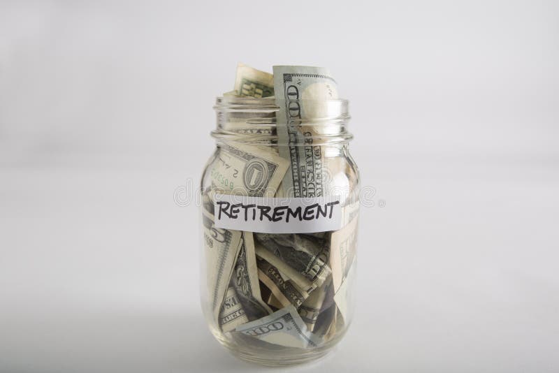 Tarro de albañil con el dinero para el retiro imágenes de archivo libres de regalías Tarro de albañil con el dinero para el retiro imágenes de archivo libres de regalías