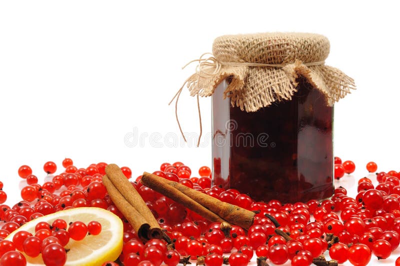 Tarro de atasco hecho en casa de la pasa roja con las frutas frescas imágenes de archivo libres de regalías Tarro de atasco hecho en casa de la pasa roja con las frutas frescas imágenes de archivo libres de regalías