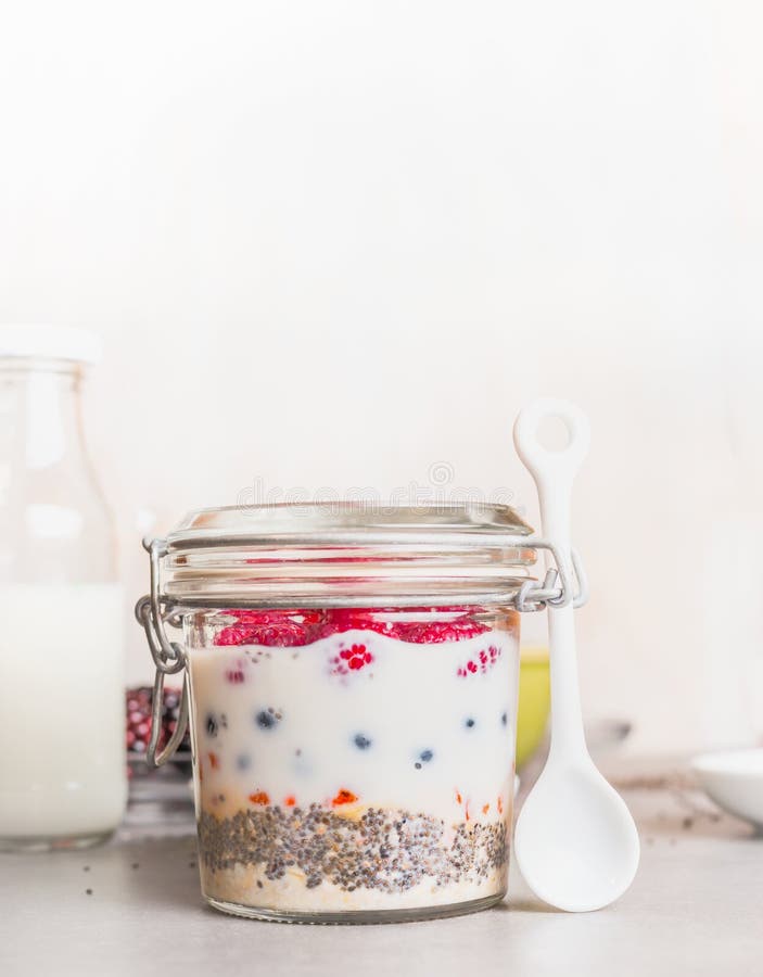 Tarro de cristal con el desayuno sano: harina de avena, semillas de Chia, bayas de Goji, bayas frescas y yogur imágenes de archivo libres de regalías Tarro de cristal con el desayuno sano: harina de avena, semillas de Chia, bayas de Goji, bayas frescas y yogur imágenes de archivo libres de regalías