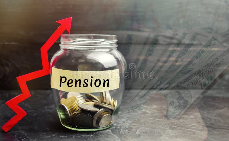 Tarro de cristal con las monedas y la inscripción ‘pensión ‘y para arriba flecha Aumente los pagos de la pensión Dinero de ahorro fotografía de archivo libre de regalías Tarro de cristal con las monedas y la inscripción ‘pensión ‘y para arriba flecha Aumente los pagos de la pensión Dinero de ahorro fotografía de archivo libre de regalías