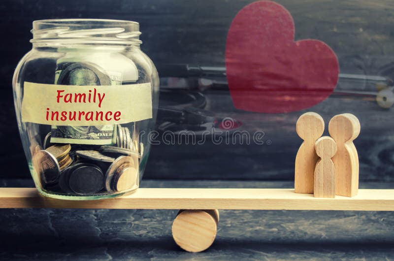 Tarro de cristal con seguro del dinero y de la familia de las palabras y la familia en las escalas El concepto de seguro médico d imagen de archivo libre de regalías Tarro de cristal con seguro del dinero y de la familia de las palabras y la familia en las escalas El concepto de seguro médico d imagen de archivo libre de regalías