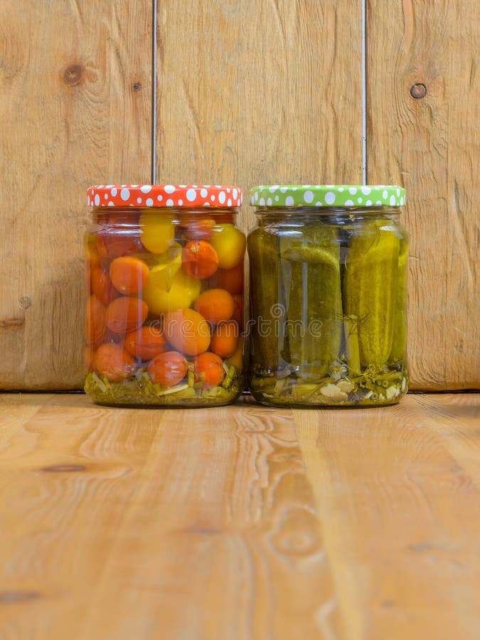 Tarros con las diversas verduras conservadas en vinagre Pepinos y tomates conservados imagen de archivo libre de regalías Tarros con las diversas verduras conservadas en vinagre Pepinos y tomates conservados imagen de archivo libre de regalías