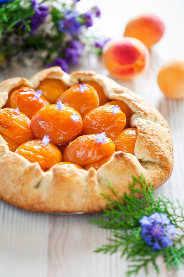 Tart with apricots