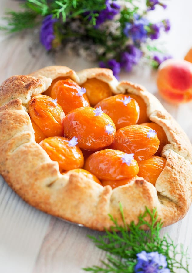 Tart with apricots