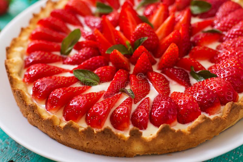 Tarta con las fresas fotografía de archivo Tarta con las fresas fotografía de archivo