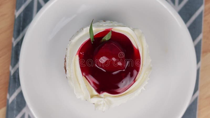 Tarta de queso de fresa crema de vainilla decorada con crema batida almacen de video