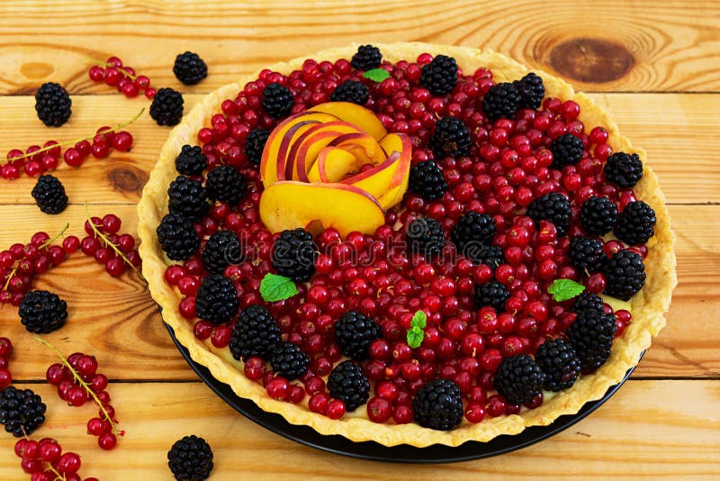 Tarta deliciosa con las pasas rojas, el melocotón y las zarzamoras imagen de archivo Tarta deliciosa con las pasas rojas, el melocotón y las zarzamoras imagen de archivo