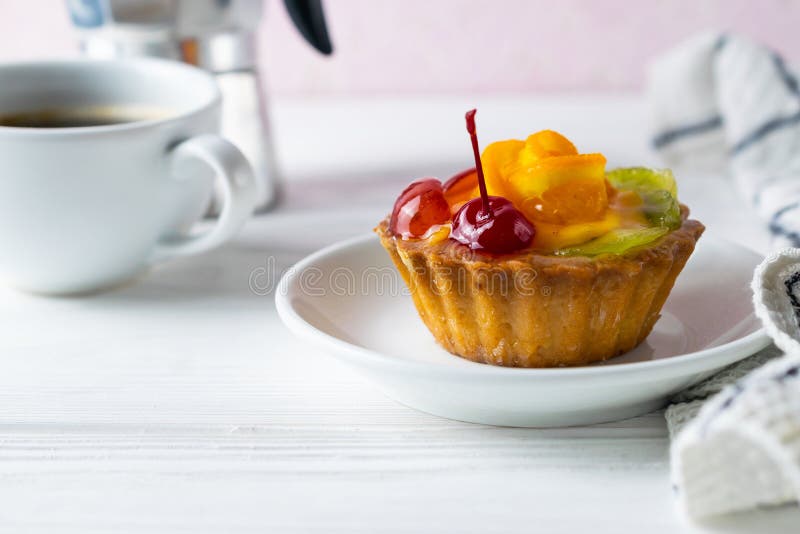 Tarta hecha en casa de la fruta con el kiwi y la cereza anaranjados en la placa blanca fotografía de archivo libre de regalías Tarta hecha en casa de la fruta con el kiwi y la cereza anaranjados en la placa blanca fotografía de archivo libre de regalías