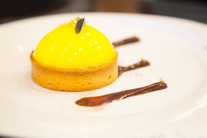 Tarta hecha en casa sabrosa recientemente cocida del limón de la crema de las natillas del artesano en la placa blanca con la dec fotografía de archivo Tarta hecha en casa sabrosa recientemente cocida del limón de la crema de las natillas del artesano en la placa blanca con la dec fotografía de archivo