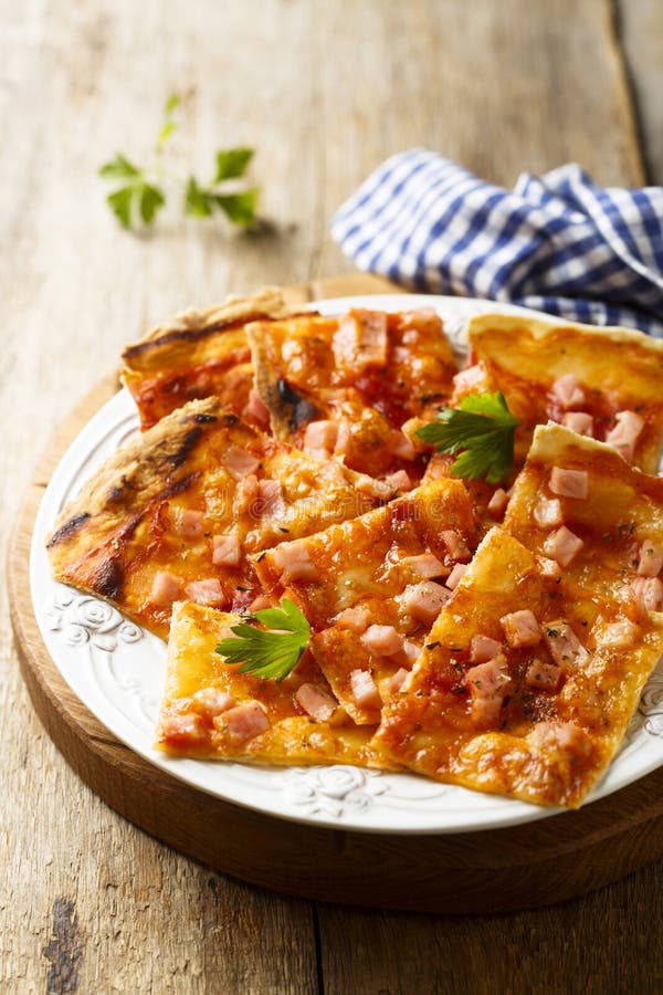 Tarta salada casera con queso y jamón foto de archivo libre de regalías