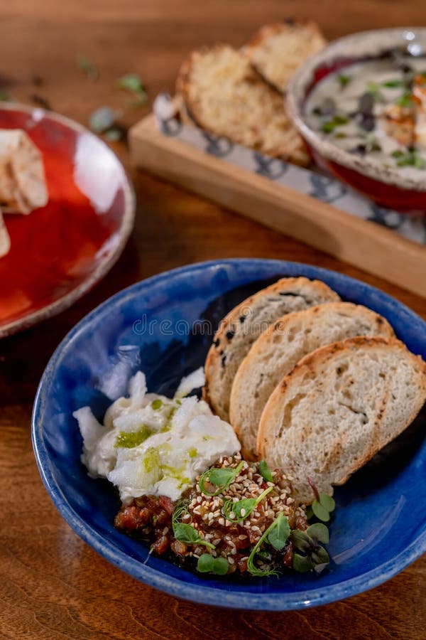 Tartar de carne de ternera cruda con deliciosas tostadas y mousse de crema de queso fotografía de archivo libre de regalías