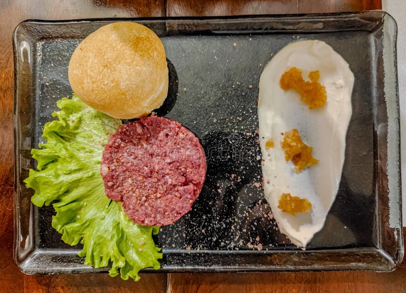 Tartar de carne. un plato bien servido fotos de archivo libres de regalías