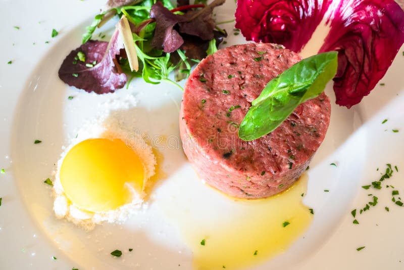 tartare от говяжего фарша с сырцовым яичным желтком стоковое изображение tartare от говяжего фарша с сырцовым яичным желтком стоковое изображение