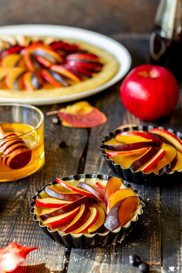 Tarte De Fruit Frais Avec Du Sucre En Poudre Sur Le Fond ...