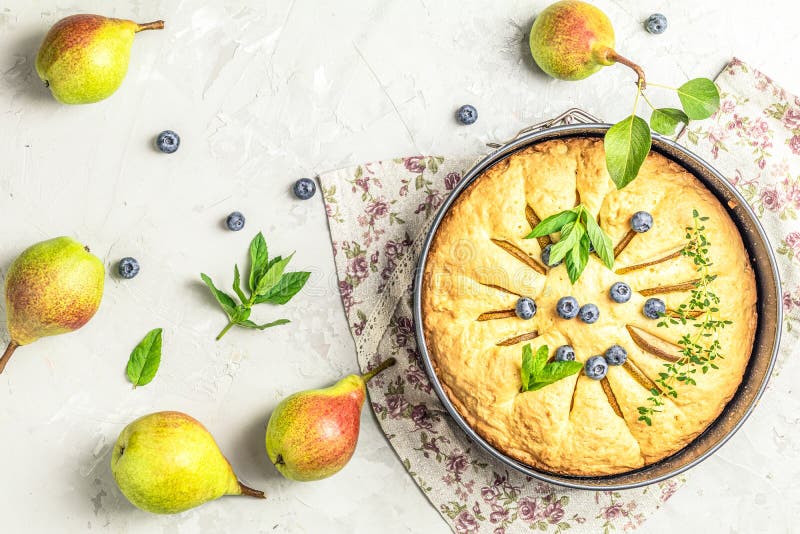 Tarte aux bleuets en dessert délicieuse avec des baies et des poires fraîches, gâteau sucré et savoureux au fromage, tarte aux photographie stock libre de droits Tarte aux bleuets en dessert délicieuse avec des baies et des poires fraîches, gâteau sucré et savoureux au fromage, tarte aux photographie stock libre de droits