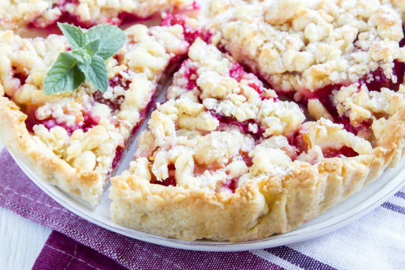 Tarte aux cerises avec le croustillant photo stock Tarte aux cerises avec le croustillant photo stock