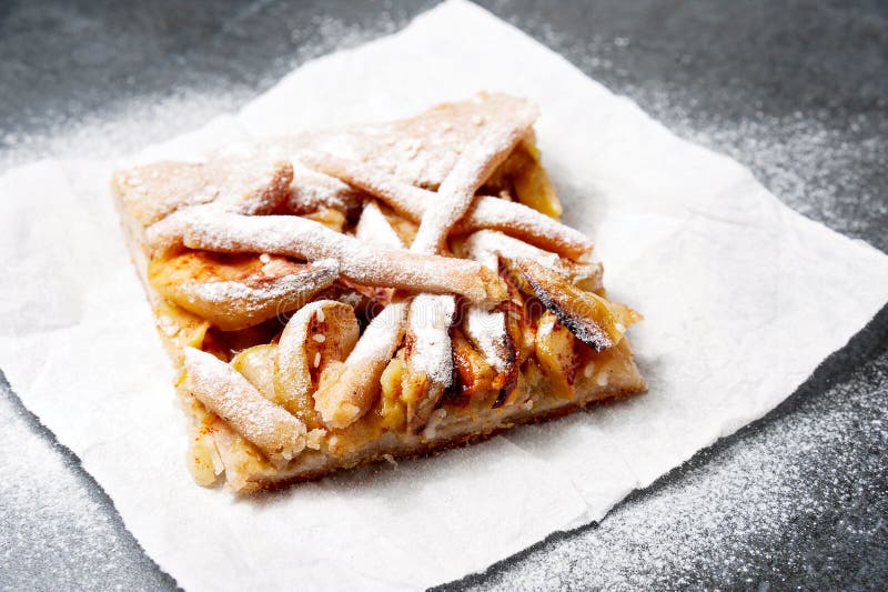 Tarte aux pommes de plaque à papier jetable Double tarte aux pommes de croûte avec de la cannelle photo libre de droits Tarte aux pommes de plaque à papier jetable Double tarte aux pommes de croûte avec de la cannelle photo libre de droits