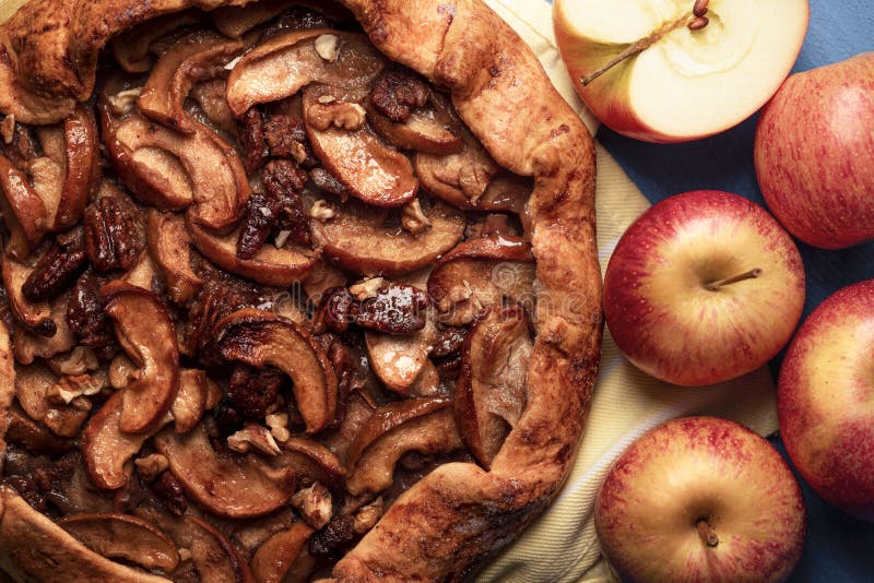 Tarte aux pommes faite maison avec des noix de pécan Dessert d'automne avec une croûte délicieuse image stock Tarte aux pommes faite maison avec des noix de pécan Dessert d'automne avec une croûte délicieuse image stock