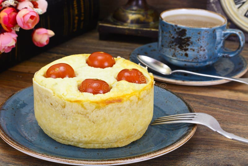 Tarte cuit au four savoureux avec le Ricotta et le Cherry Tomatoes photographie stock libre de droits Tarte cuit au four savoureux avec le Ricotta et le Cherry Tomatoes photographie stock libre de droits